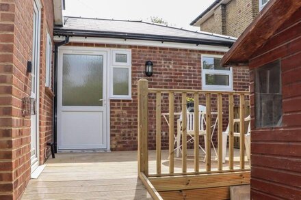 THE GARDEN HOUSE COTTAGE, pet friendly, with a garden in Whitstable