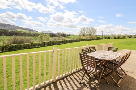 MEADOW COTTAGE, family friendly, with a garden in Bronllys