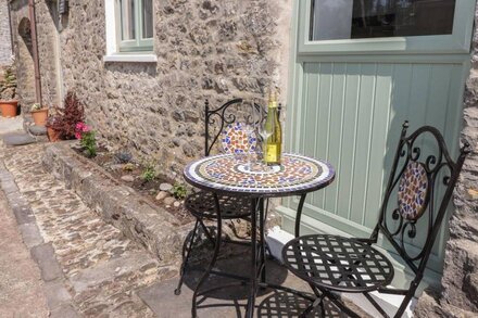 SWALLOWS RETREAT, pet friendly, character holiday cottage in Carew