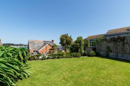 Padstow House - Five Bedroom Villa, Sleeps 10