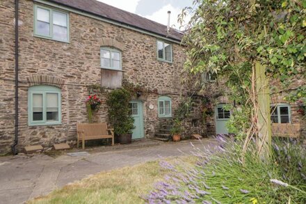 BLACKBERRY COTTAGE, pet friendly, with a garden in Slapton