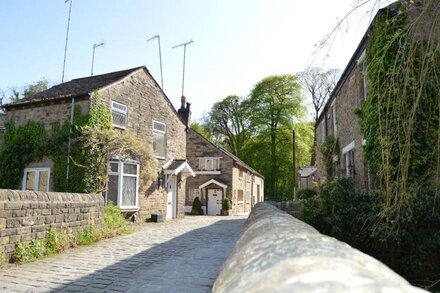 GOYT COTTAGE, pet friendly, with open fire in Marple Bridge