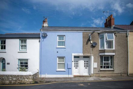 Castle Cottage - 3 Bedroom Holiday Home - Tenby