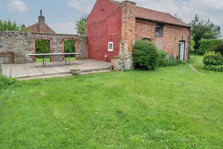 PEAR TREE BARN, pet friendly, character holiday cottage in Stalham