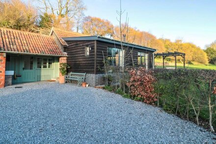 LITTLE COMBE, romantic, character holiday cottage in Crowcombe