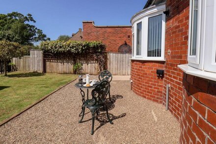 FIELD COTTAGE, family friendly, with a garden in Kirkbymoorside