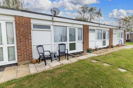 Lovely 4 berth chalet nearby Hembsy beach in Norfolk ref 00266BA