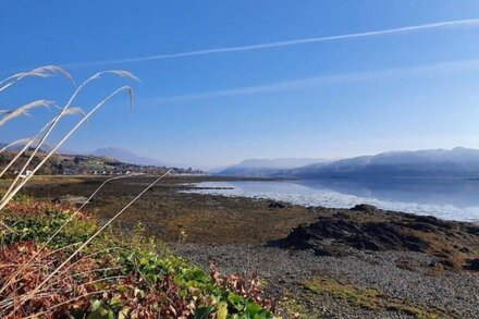 Dalachladdich Cottage: Stay Beside the sea