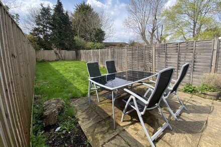 Parking for 2 / Garden / Long Stays / Sleeps 5