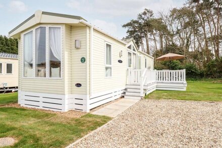 5, FOXBURROW HANG, family friendly, with pool in Belton, Norfolk