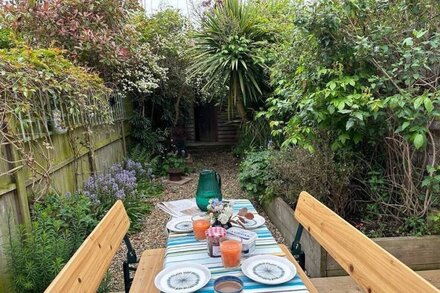 Sparrows Nest - refurbished cottage with garden