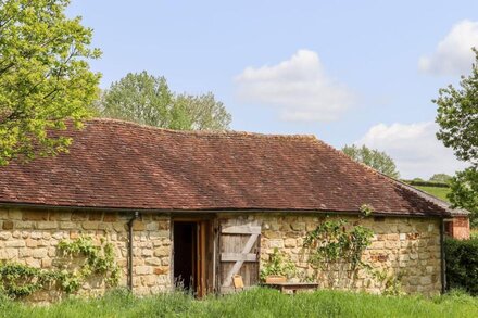 THE STONE BARN, romantic, character holiday cottage in Ticehurst