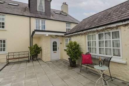 PRIMROSE COTTAGE, pet friendly, with a garden in Manorbier