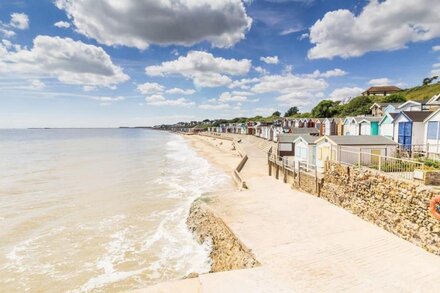 Lovely 6 berth caravan for hire at Naze Marine Park in Essex ref 17316BW