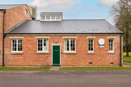 Duclos (Private Ensuite room) at Bicester Heritage