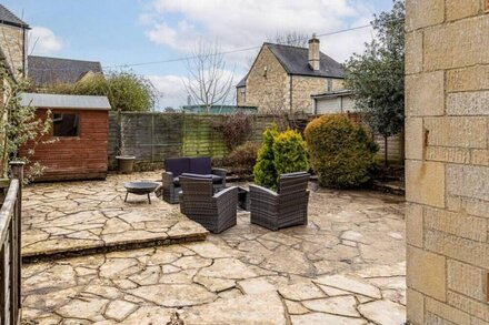 2 BD in the Centre of Bourton!