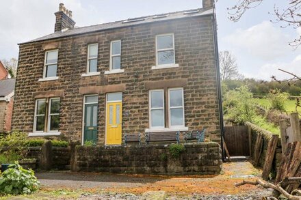 1 BARLEY COTTAGES, pet friendly, character holiday cottage in Matlock