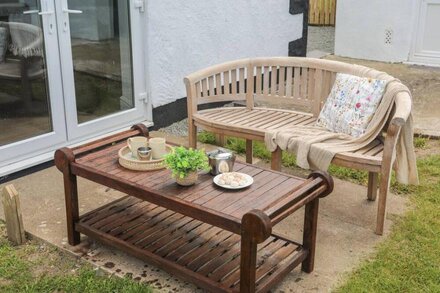 STATION HOUSE, pet friendly, character holiday cottage in Rhosneigr