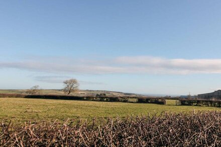 ESME'S COTTAGE, pet friendly, character holiday cottage in Whitby