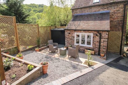 THE OFFICE, romantic, with a garden in Ironbridge