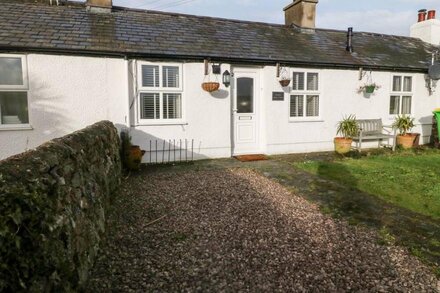 BWTHYN TAID A NAIN, pet friendly, with hot tub in Newborough