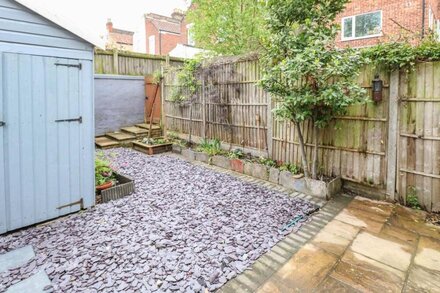 UNTHANK COTTAGE, pet friendly, character holiday cottage in Norwich