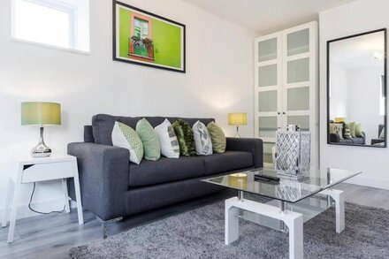 Sleek & Modern 3 Bed Apartment Near Regents Park