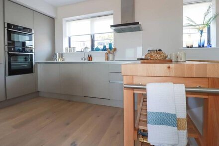 11 EBBTIDE, pet friendly, character holiday cottage in Porth