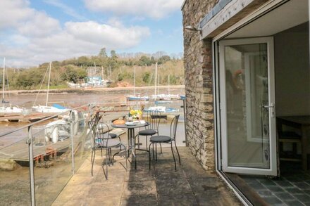 SPANISH BOATHOUSE, romantic, with a garden in Galmpton, Torbay