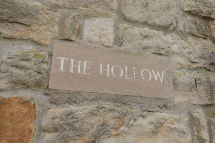 THE HOLLOW, pet friendly, character holiday cottage in West Woodburn