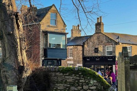 CORBRIDGE VIEW, pet friendly, character holiday cottage in Corbridge