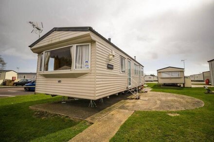 Superb caravan at Seawick Holiday Park, sleeps 8 ref 27202S