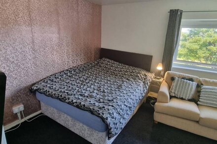 Spacious Double Bedroom With Kitchenette Perfect for Couples or Professional