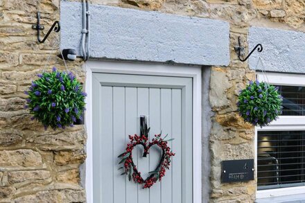 Beam End Snainton - Modern 2-bedroom Stone Cottage