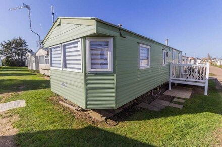 Cosy caravan by the sea at California Cliffs Holiday Park in Norfolk ref 50006C