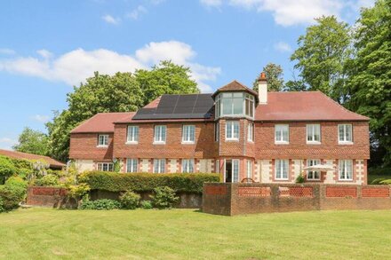 COOMBE PLACE HOUSE, pet friendly, luxury holiday cottage in Meonstoke