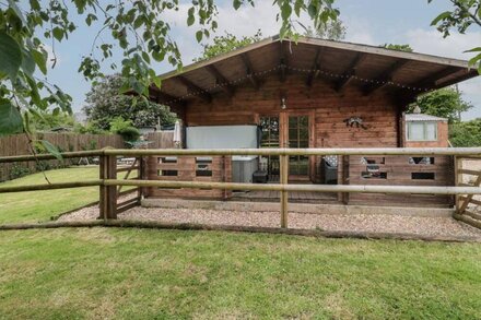 PIGSFOOT LODGE, pet friendly, with hot tub in Halberton, Devon