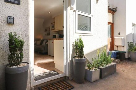 QUAYSIDE COTTAGE, pet friendly, with a garden in Teignmouth