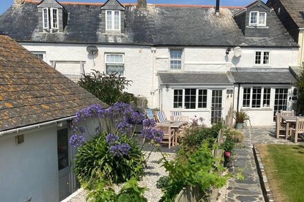 BEEHIVE COTTAGE, pet friendly in Port Isaac