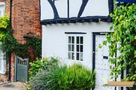 Historic Cottage in Kentish Film Set Village, Close Canterbury