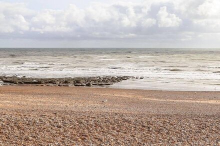 LOWER DECK, romantic, country holiday cottage in Bexhill-On-Sea