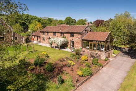 Countryside retreat with stunning views & pool