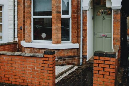 ENTIRE HOUSE WITH PARKING IN RUGBY