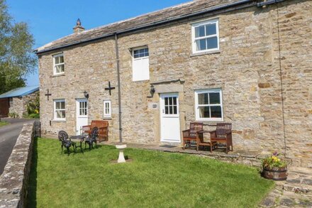 LONIN COTTAGE, pet friendly, with a garden in Barnard Castle