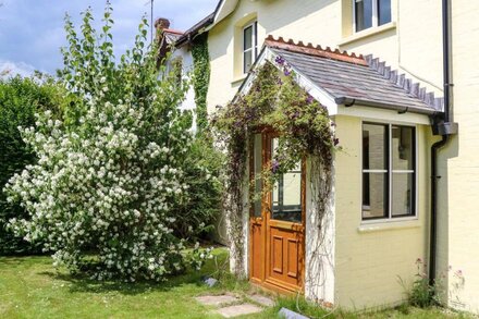 LITTLE ORCHARD, family friendly in Maiden Newton, Dorset