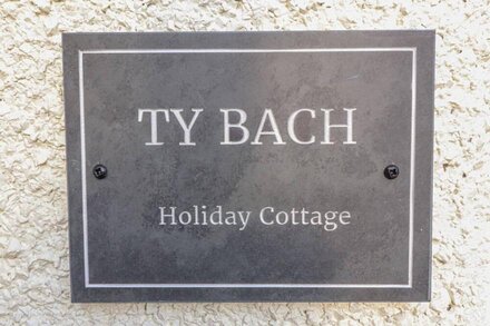 TY BACH, GREAT ORME, pet friendly, with open fire in Llandudno