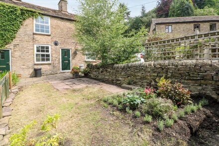 3 HIGHER LANE, romantic, character holiday cottage in Bollington