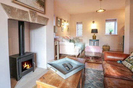 WOODLAND LODGE, pet friendly, character holiday cottage in Pattingham