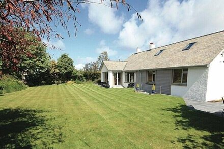 PENOLVER LODGE, family friendly, with hot tub in Rock