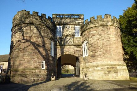 FOXSTONES COTTAGE, romantic, luxury holiday cottage in Skipton